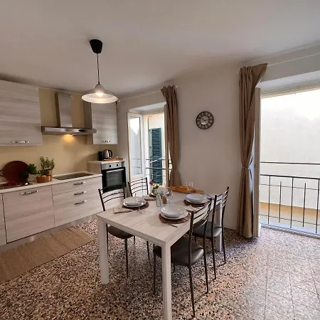 Holiday home La Finestra Sul Molo - By Myhomeincomo